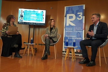 La conductora de l'acte, la periodista Ruth Troyano, conversant amb l'alcaldessa, Sandra Guaita, i el regidor Josep Baiges, al nou espai de REDESSA Viver