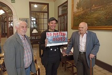 El president del Centre de Lectura de Reus, Lluís Miquel Pérez, amb el pintor Jordi Abelló i el comissari de l'exposició Rafel Ferré