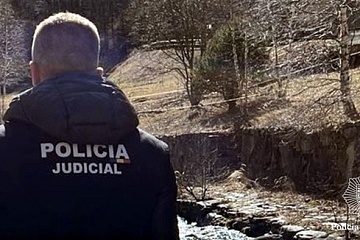Un agent de la policia judicial d'Andorra al riu d'Arinsal