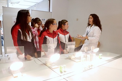 Un grup d'alumnes de l'escola Pau Delclòs de Tarragona participa en un dels tallers experimentals de la Setmana de la Ciència de la URV