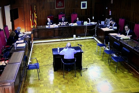 El líder del PSC, Salvador Illa, parlant amb el president de la Generalitat, Pere Aragonès, al ple del Parlament