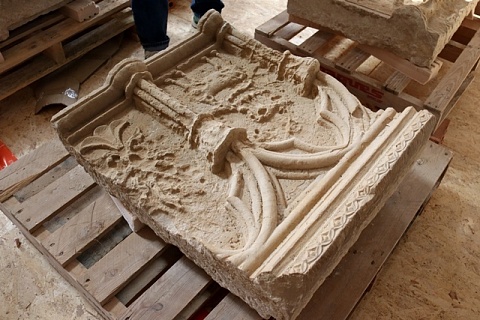 Part d'un dels sarcòfags restaurats al Reial Monestir de Santes Creus