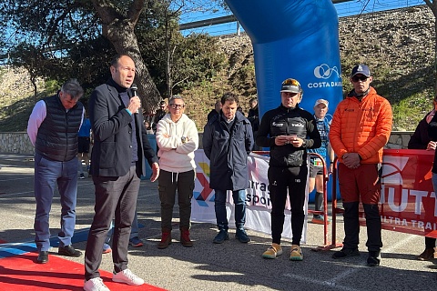El conseller d'Esports de l'Ajuntament de Tarragona, Berni Álvarez, intervenint en l'homenatge que s'ha dut a terme davant del Club Tennis Tarragona, minuts abans de l’inici de l’Ultra Trail Tarragona 