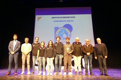 Foto de família de l'alcaldes i els regidors amb els esportistes reconeguts