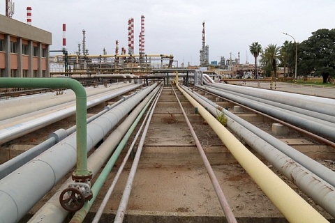 Imatge de canonades de la refineria de Repsol que transporten hidrocarburs des del Port de Tarragona
