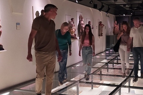 Imatge d'arxiu d'un grup de visitants a la sala de les catifes del Museu Deu del Vendrell