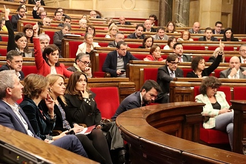 La portaveu d'ERC al Parlament, Marta Vilalta, i la portaveu del PSC, Alícia Romero, amb el polze cap amunt indicant el vot afirmatiu al Ple del Parlament