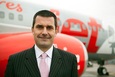 El conseller delegat de Jet2, Steve Heapy, amb un avió de la companyia al darrera