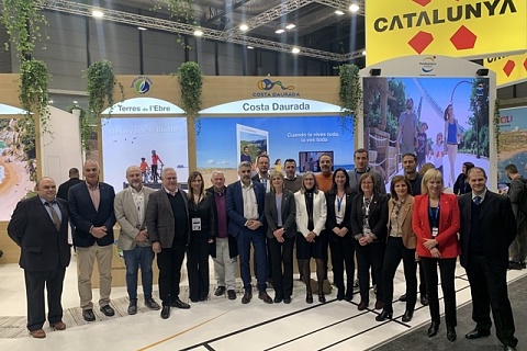 Foto de grup amb la presidenta de la Diputació, Noemí Llauradó, amb representants de municipis de la Costa Daurada, a Fitur 2024