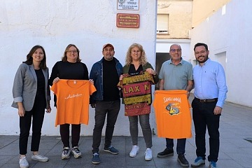 Els Administradors de Santa Anna 2025, amb la regidora Mariona Figueras i el cantant Pemi Fortuny, davant de la placa dedicada a Lax'n'Busto