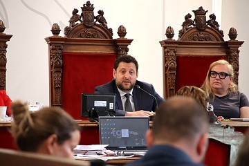 L'alcalde de Tarragona, Rubén Viñuales, durant el ple d'aquest divendres