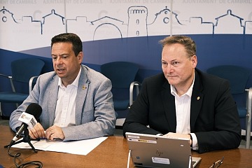 L'alcalde de Cambrils, Oliver Klein, i el regidor d'Hisenda, David Chatelain, han comparegut aquest dijous en roda de premsa