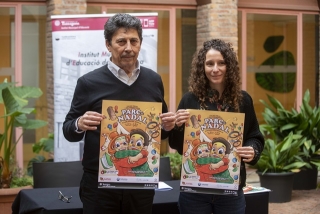 El conseller d&#039;Educació de l&#039;Ajuntament de Tarragona, Manel Castaño, i la tècnica de l’IMET, Jordina Plaza, mostren el cartell del Parc de Nadal