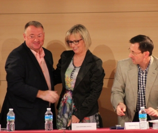Joan Sans amb Eva Serramià, en el ple de constitució del Consell Comarcal, el juliol del 2015