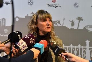 La consellera d&#039;Esports de l&#039;Ajuntament de Tarragona, María José López, atenent els mitjans