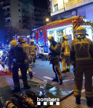 Els bombers, després d&#039;apagar el foc proclamat aquesta matinada en un bloc de pisos del carrer Wad Ras de Reus