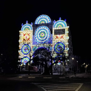 Imatge d’una de les estructures de llum enceses per les festes de les Decennals de Valls