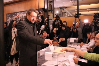 El candidat de Catalunya en Comú-Podem, Xavier Domènech, diposita el seu vot a l&#039;urna a l&#039;Escola Industrial