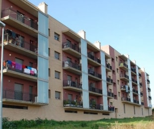 Un dels quatre blocs ocupats per famílies situats a la urbanització La Patada de Constantí.