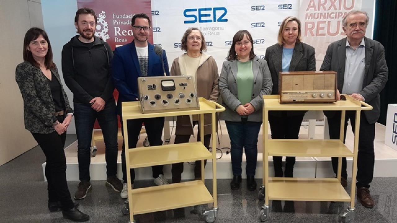 Foto de família de la cessió de la digitalització del fons sonor de Ràdio Reus-Cadena SER