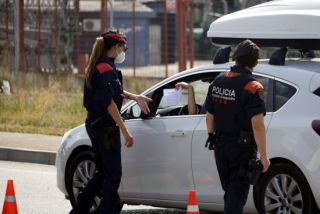 Imatge d&#039;arxiu on es poden veure mossos d&#039;esquadra demanant el certificat laboral per circular al punt de control dels Alamús, el 9 de juliol de 2020