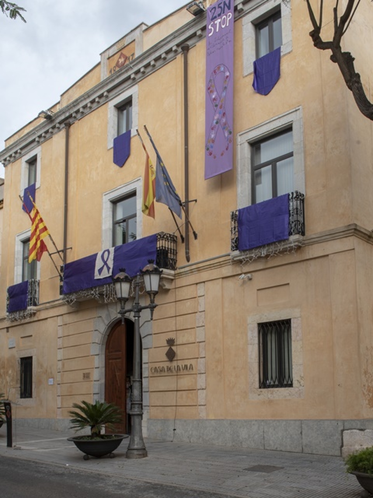 Imatge d&#039;arxiu del llaç violeta del 25N penjat a la façana de l&#039;Ajuntament de Constantí