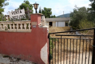 Imatge d&#039;una casa deshabitada al Mirador del Penedès, al Montmell (Baix Penedès), on hi ha hagut ocupes