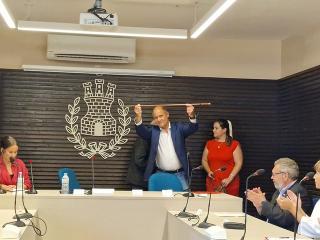 Josep Sabaté mostra la vara després de ser investit alcalde de Castellvell del Camp