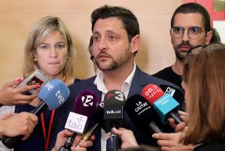 Rubén Viñuales atenent a la premsa minuts després de conèixer els resultats electorals