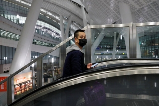 Un passatger porta una màscara en una estació de tren de Hong Kong poc abans de ser tancada per l&#039;arribada del coronavirus a la ciutat, el 29 de gener del 2020