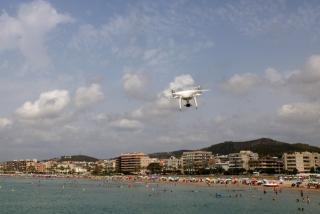 Un dron sobrevola les platges de Calafell per avaluar els efectes de les mesures de protecció del litoral, en el marc del projecte &#039;Impetus&#039;
