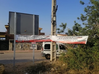 Pancarta veïnal a la urbanització Mas d&#039;en Pastor demanant un bon ús dels contenidors