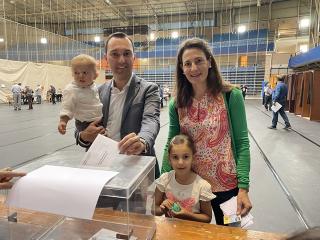 El candidat a l’alcaldia d’Ara Reus, Daniel Rubio, ha exercit el seu vot puntualment, a les 9 del matí, al col·legi electoral del Pavelló Olímpic