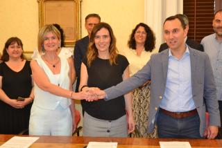 L&#039;alcaldessa de Reus, Sandra Guaita (PSC), amb la primera tinenta d&#039;alcaldessa, Noemí Llauradó (ERC), i el tercer tinent d&#039;alcaldessa, Daniel Rubio, després de signar el pacte de govern