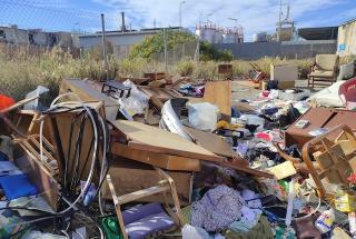 Imatge de residus abocats al Polígon Francolí darrere de l&#039;estació Repsol