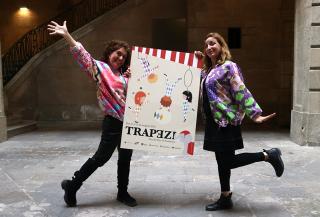 Les noves directores de la fira Trapezi de Reus, Alba Sarraute (dreta) i Cristina Cazorla, amb el cartell de la 27a edició, al Palau Marc de Barcelona