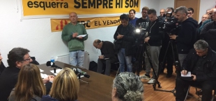 El president d&#039;ERC del Vendrell, Jaume Vallès, i la regidora expulsada, Eva Mata, d&#039;esquena, donant explicacions ahir a la seu del partit.