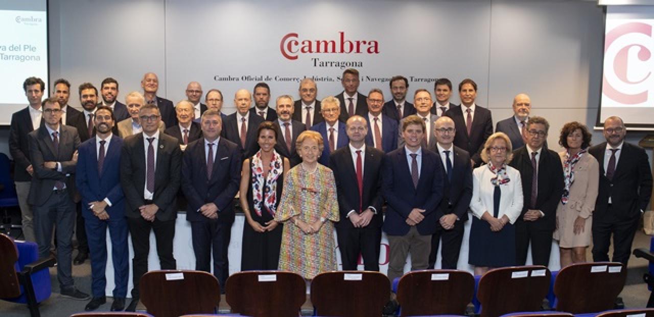 Laura Roigé, reelegida presidenta de la Cambra de Tarragona, en la foto de família amb autoritats, empresaris i representants del Port i de la URV, entre altres
