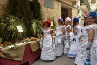 Dones vestides d&#039;època a la Fira d&#039;Indians de Torredembarra