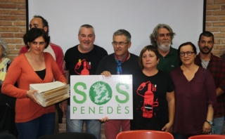 Imatge d&#039;arxiu d&#039;un grup dels membres de la Plataforma SOS Penedès amb les més de 1000 al·legacions presentades al projecte logístic de Sant Marçal-Cal Vies, a l&#039;octubre de 2019.