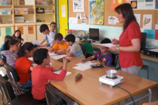 Alumnes de l&#039;Escola Sant Salvador de Tarragona en un taller sobre els tres estats de l’aigua: sòlid, líquid, gasós.