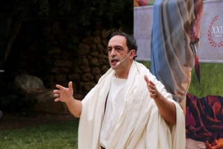 Imatge d’un actor recitant un monòleg en l’acte inaugural de la XXIII edició de Tarraco Viva