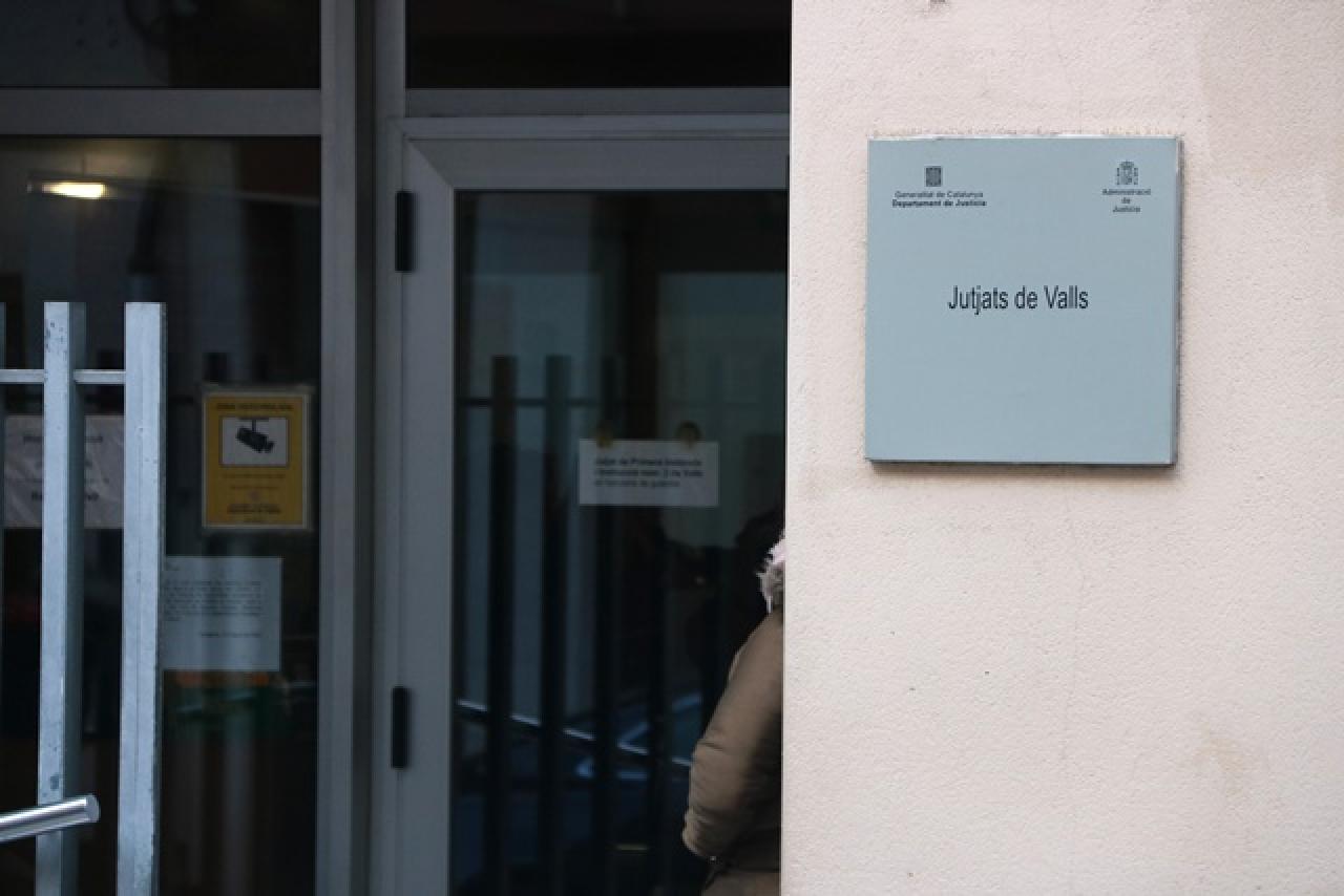 Entrada dels Jutjats de Valls, on aquest matí ha declarat l&#039;exprofessor de l&#039;Escola Baltasar Segú acusat de presumptes abusos sexuals