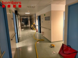 Els bombers han treballat aquesta matinada en un incendi dins d&#039;una habitació de la tercera planta de l&#039;Hospital del Vendrell