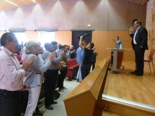 Representants d&#039;entitats, partits i treballadors aplaudeixen Josep Maria Prats, després de la seva intervenció