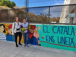 La directora del CNL de Reus, Anna Saperas,  amb la il·lustradora Berta Artigal, davant el mural quasi acabat