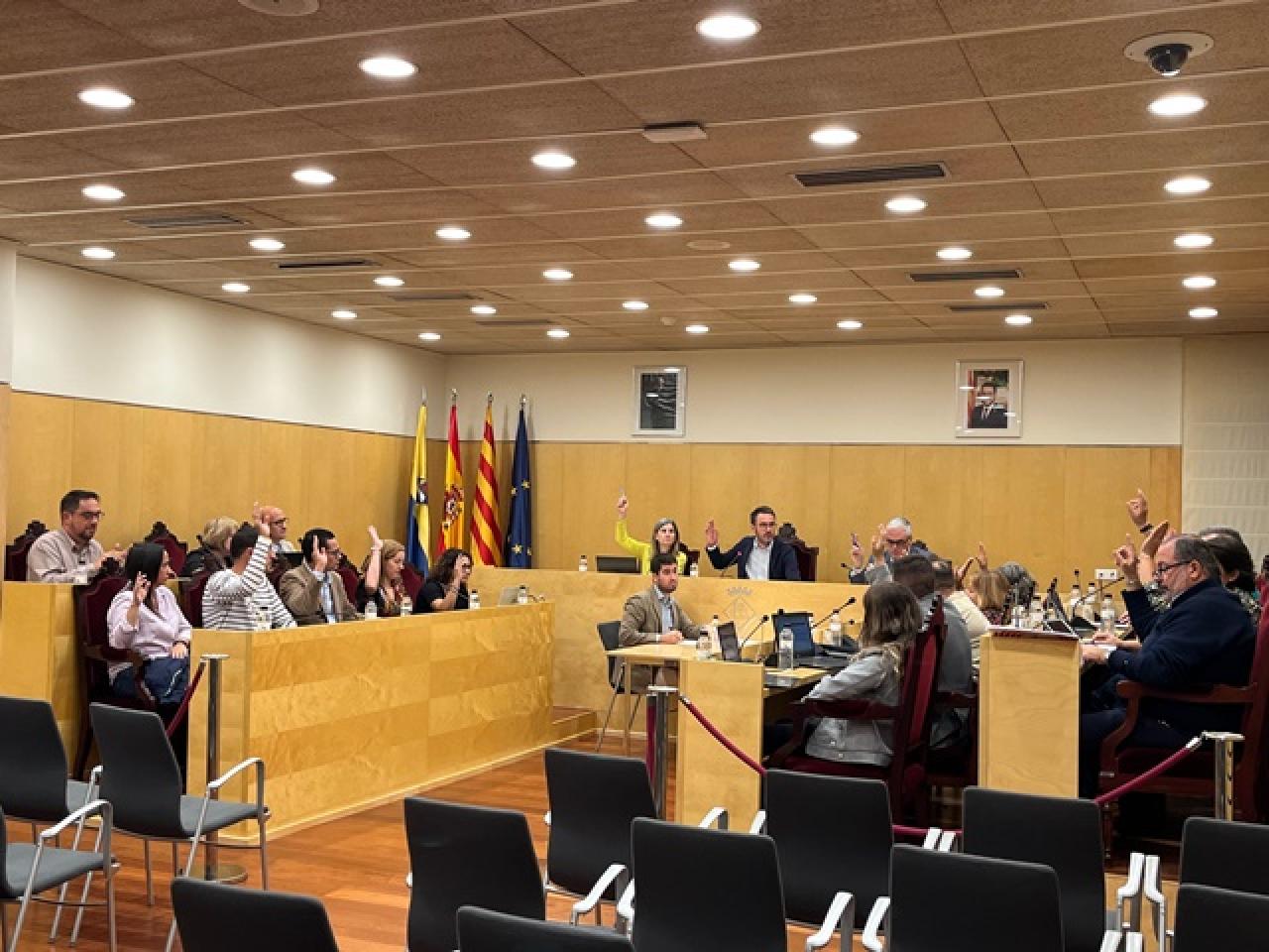 Moment de la votació de la modificació de les ordenances fiscals per al 2024 al plenari de l&#039;Ajuntament de Vila-seca