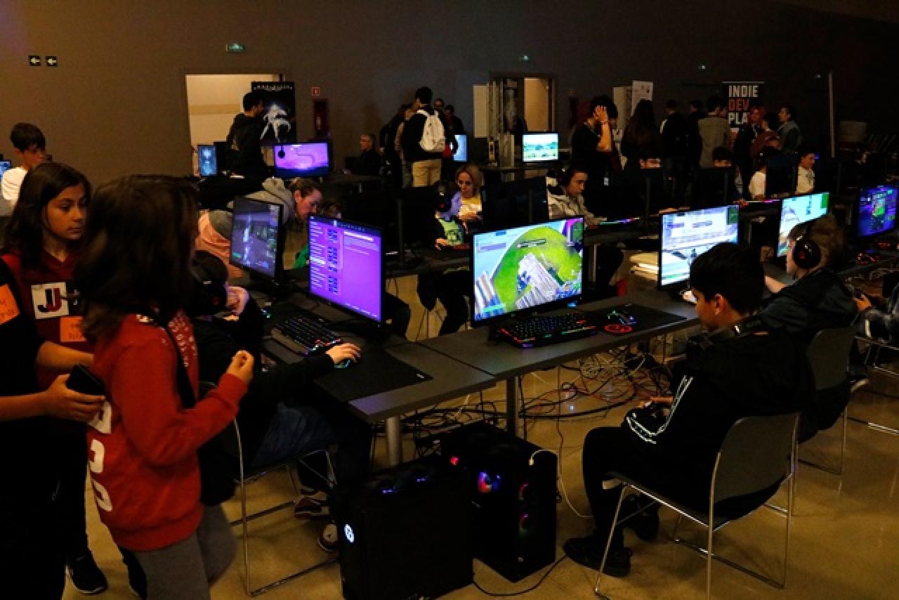 Adolescents jugant a videojocs a la primera fira GamerLand Costa Daurada celebrada al centre e convencions de PortAventura