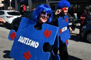 Les peces del trencaclosques, símbol de l&#039;autisme, ha estat la temàtica de la disfressa de Todos En Azul