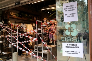 Imatge d&#039;una botiga de Cambrils que ha aixecat la persiana per protestar contra el tancament dels establiments els caps de setmana, el 6 de març del 2021 